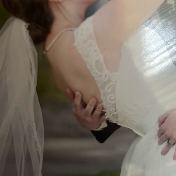 David's Bridal Cream Sleeveless Scoop Neck Wedding Gown AND veil - Picture 8 of 10